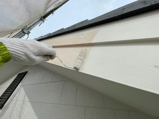 和歌山市の外壁塗装・屋根塗装　破風の上塗り１回目の塗装中のお写真